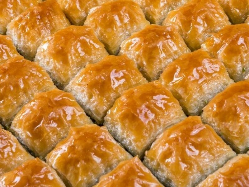 Fıstıklı Baklava Ve Kesme Maraş Dondurması