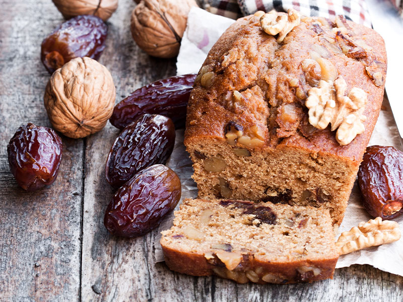 Cevizleri hafifçe kavurun ve unla karıştırın