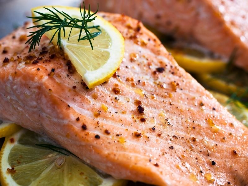 Izgarada Mükemmel Pişmiş Sulu Somon Servisi