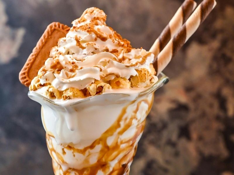 Çikolata, Karamel Ve Çıtır Parçacıklarla Sundae Havası