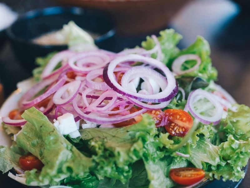 Kokusu Alınmış Çıtır Soğanların Salata Ve Yemeklerde Kullanımı