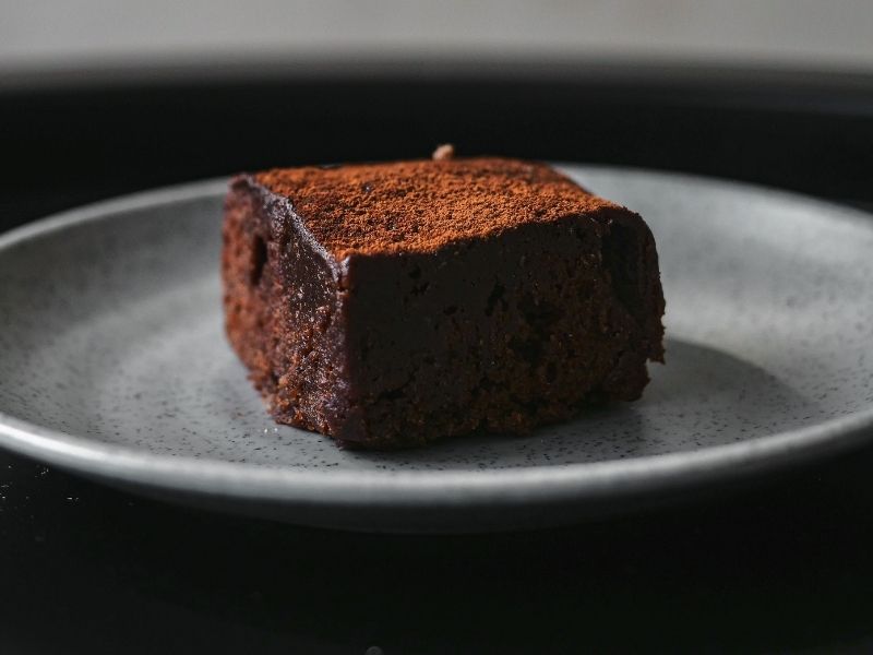 Fırından Çıkan Brownie'nin Dinlendirilip Dilimlenmesi