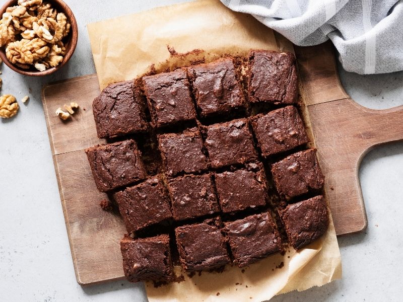 Brownie Kalıbını Yağlı Kağıt Ve Kakao Tozu İle Kaplayın