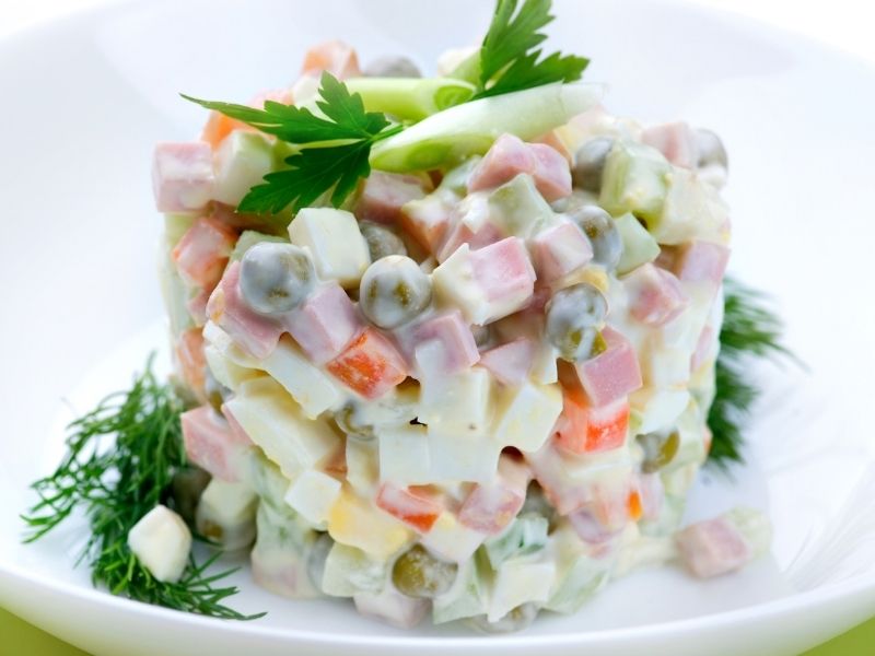 Sovyet Dönemi Mutfağında Yeniden Şekillenen Rus Salatası