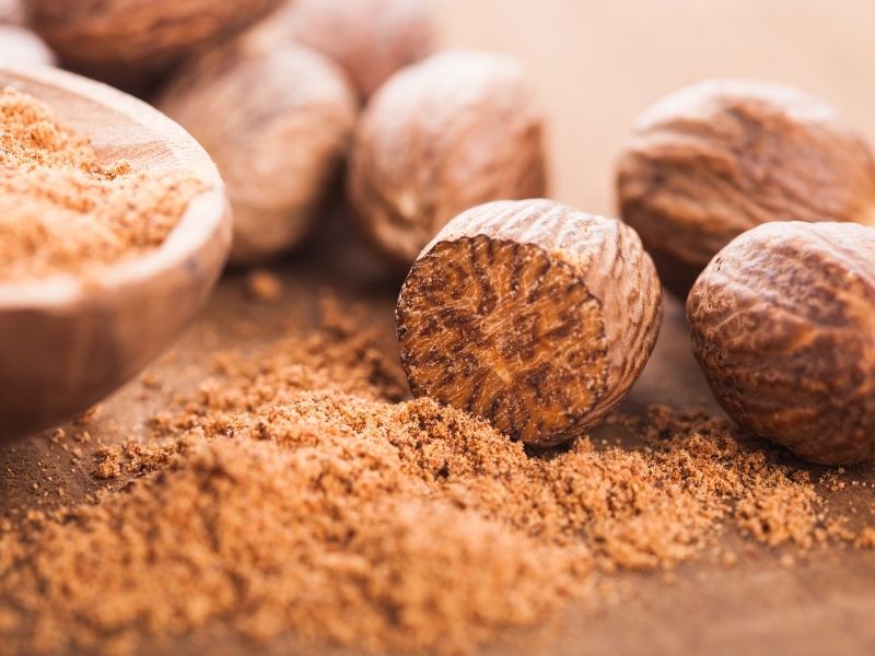 Taze Rendelenmiş Muskat Aromayı Yoğunlaştırır