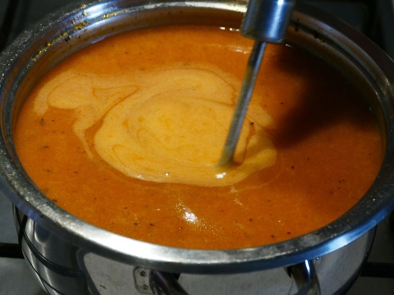 Tencerede Kaynayan Tarhanaya Tarhun Ekleyin 