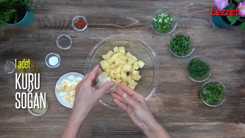 haşlanmış patatese eklenen soğan