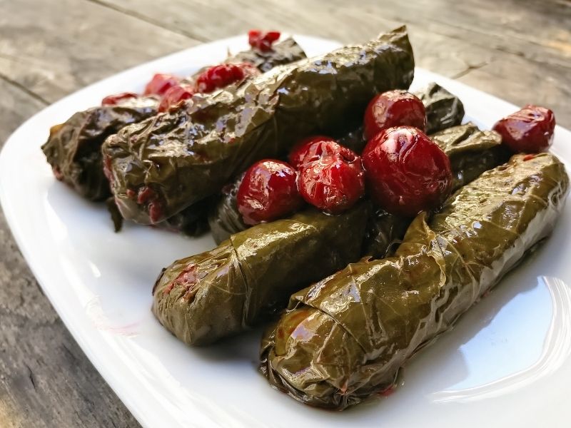 Sarmaların Ve Vişne Tanelerinin Kat Kat Dizilmesi