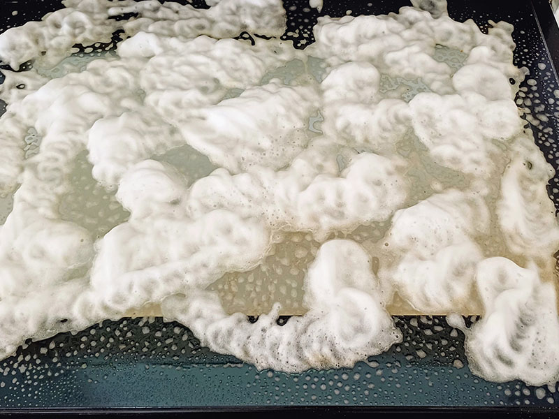 Kapağı yarım kapalı konuma getirip yukarı doğru kaldırın