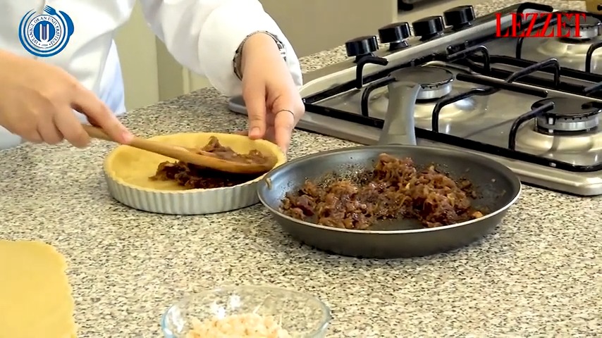 tart hamuruna doldurulan elmalı harç