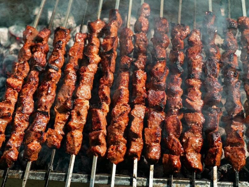Kuru Köz Üzerinde Pişen Ciğer Şişler