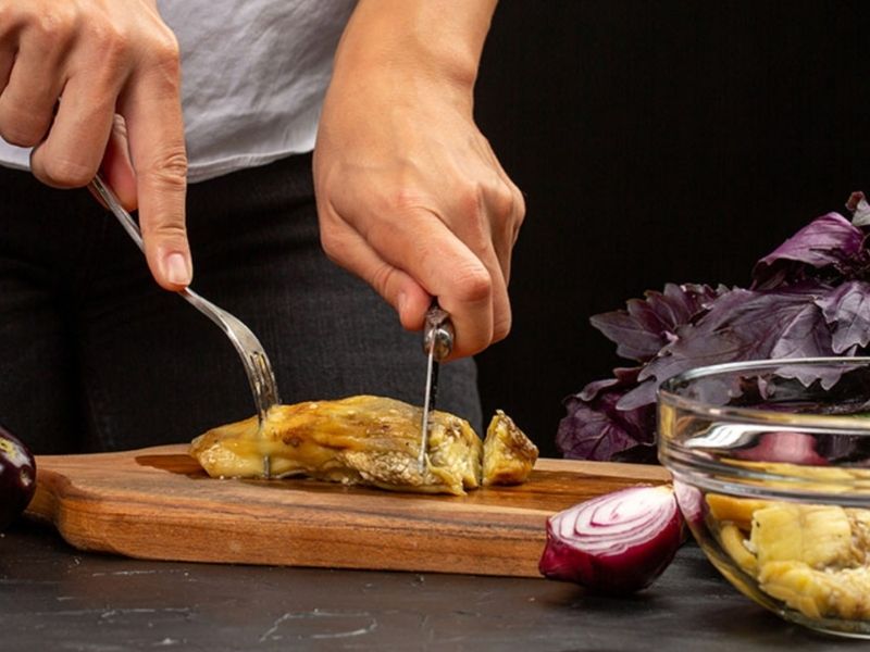 Közlenmiş Patlıcanları Soyma Ve Acı Suyunu Süzme Adımı