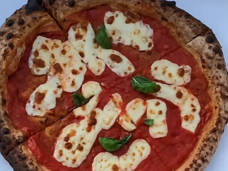Balkonundan Pizza Satan Adamın Viral Olması