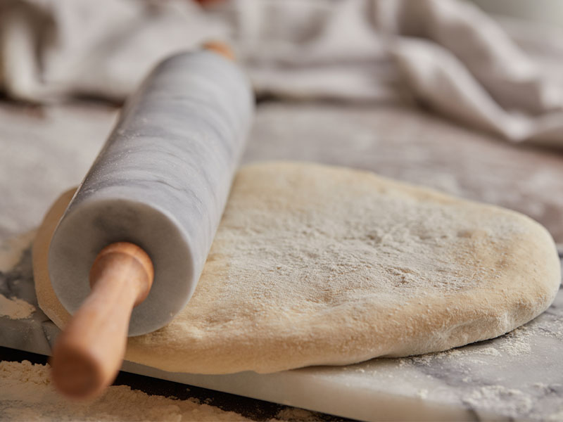 Hamura bir miktar yağ veya süt eklemek yumuşaklığı artırır