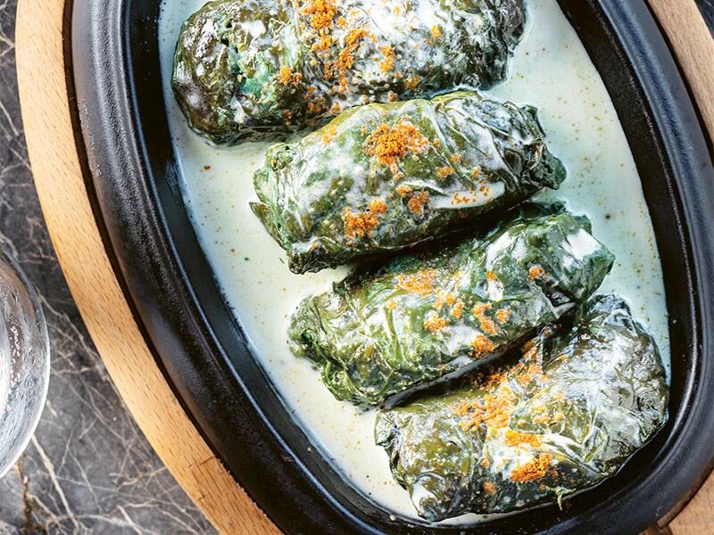 ekşi krema soslu etli pazı sarma