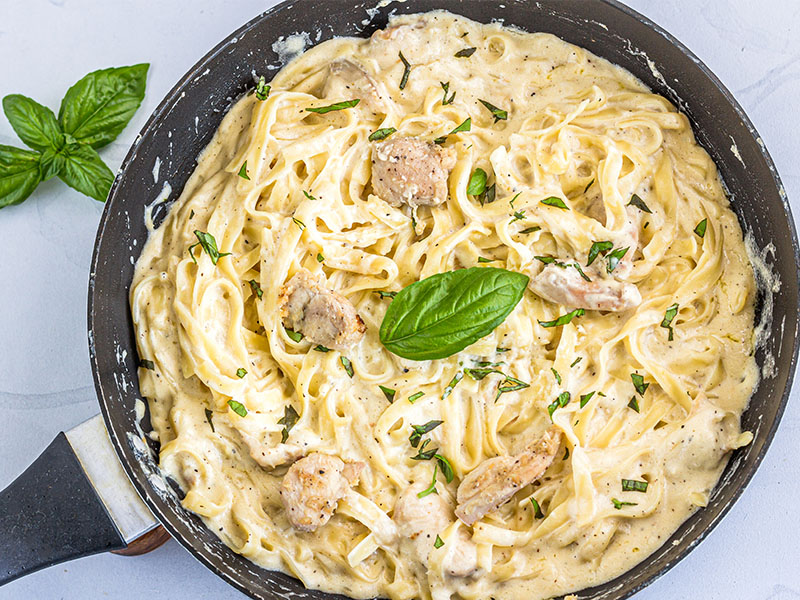Fettuccine için: Alfredo Sosu