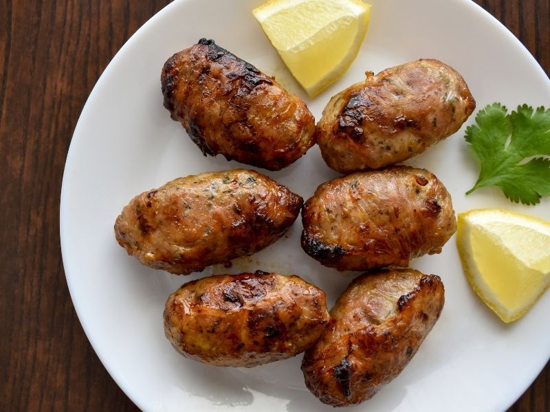  Köftelerin Gömlek Yağına Özenle Sarılması