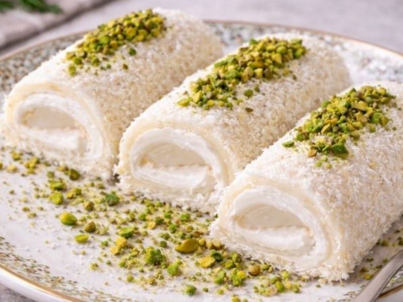 Muhallebiyi Dökün Ve Krem Şanti Katmanını Sürün
