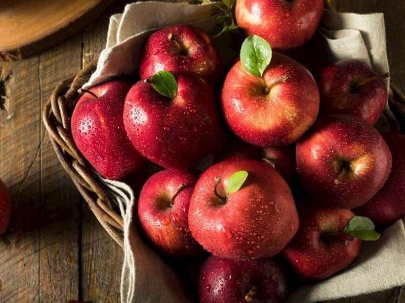 Elmanın içindeki polifenoller, sarımsaktaki kükürtlü bileşiklerle etkileşerek kokuyu bir nebze nötralize edebilir