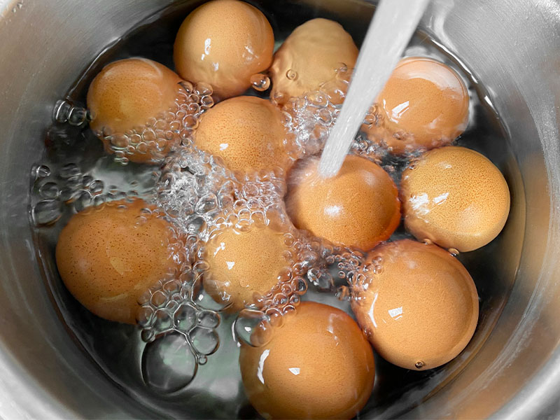 Su Kaynamadan Önce Yumurtaları Ekleyin