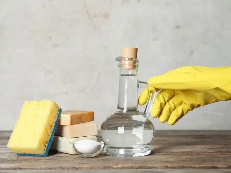 Beyaz sirke ve sıcak su