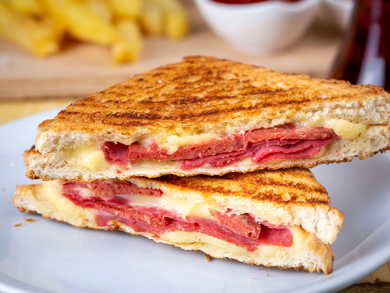Sosisli Kaşarlı Tost