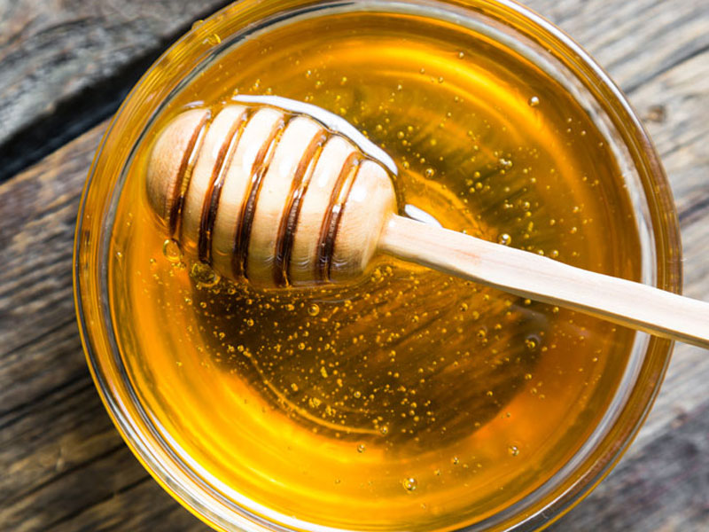 Bal veya esmer şeker dökerek fırınlayın