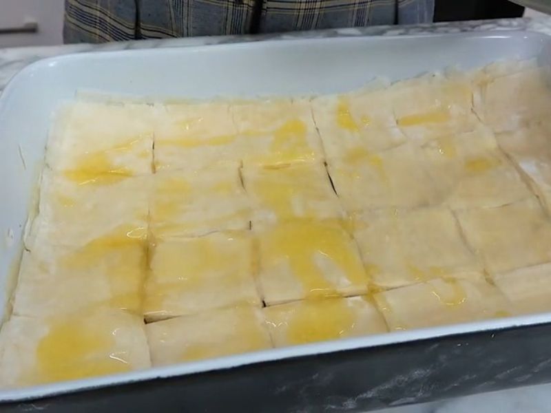 baklava yufkasını dilimleyin