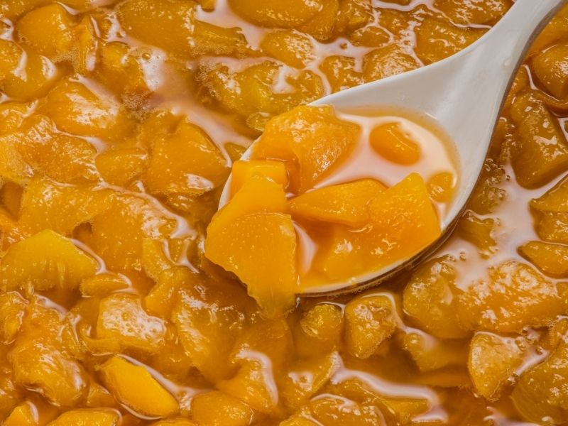 Şeftalileri Şekerle Harmanlayarak Pişmeye Hazır Hale Getirin