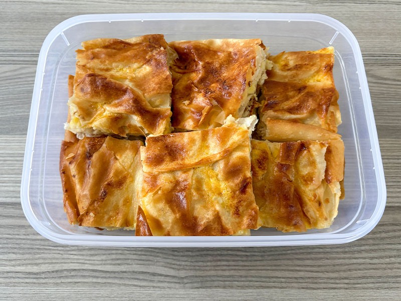 Yufkaların Arasına Özel Bir Sos Sürün