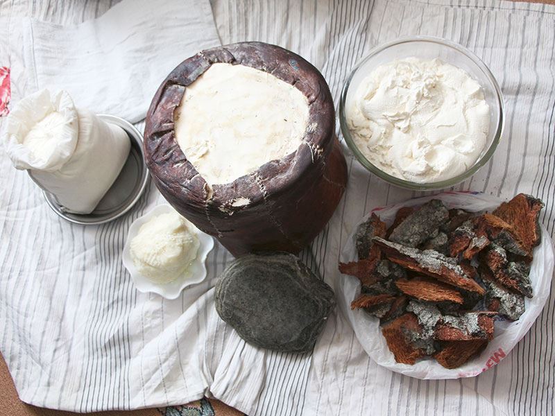 Rengi kırık beyaz ve orta seviyeli tuz