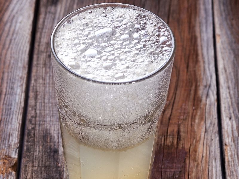  Bol Buz Ve Taze Limon Dilimlerinin Bardağa Yerleşimi
