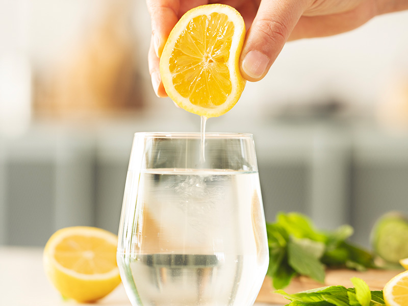 Ilık Limonlu Su