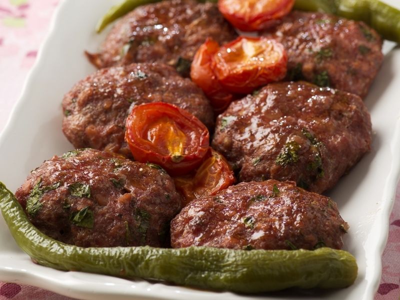Dağılmayan Köfteler İçin Sadece Bir Kaşık Eklemek Yetiyor