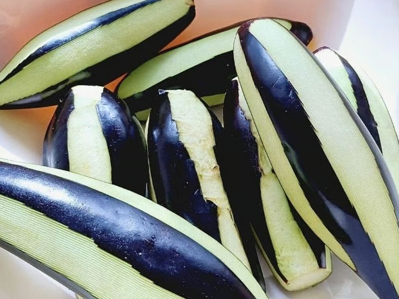 Patlıcanların Alacalı Soyulması Ve Tuzlu Suda Bekletilmesi