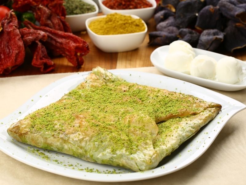 İç Malzemelerin Serpiştirilmesi: Fıstık Ve Kaymak Uyumu