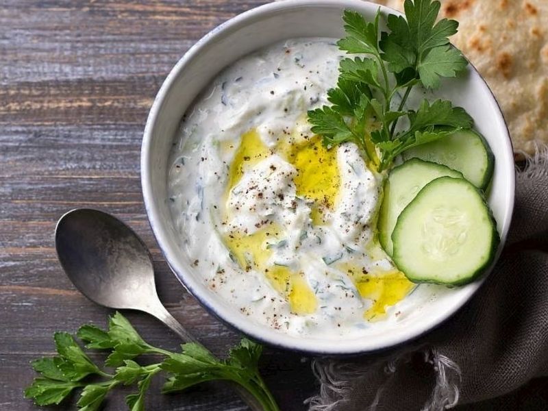  Yoğurtlu Salatalık Mezesi Tarifi