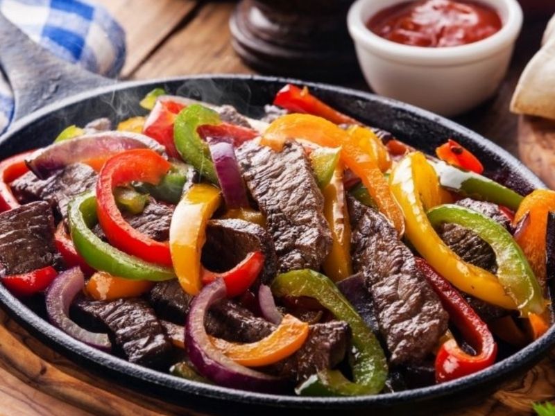 Lokum Kıvamındaki Kuzu Yürek Yemeğinde Sebzeli Sote Ve Servis Aşaması