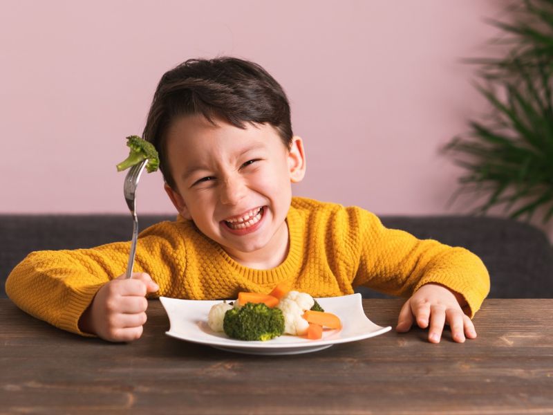 brokoli yiyen çocuk