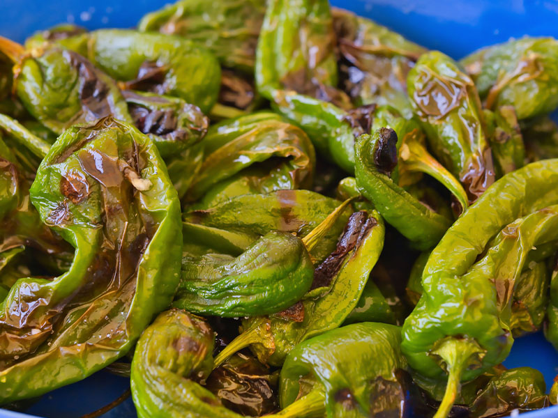 Tereyağıyla kızartılmış biberler daha yumuşak ve aromalı olur