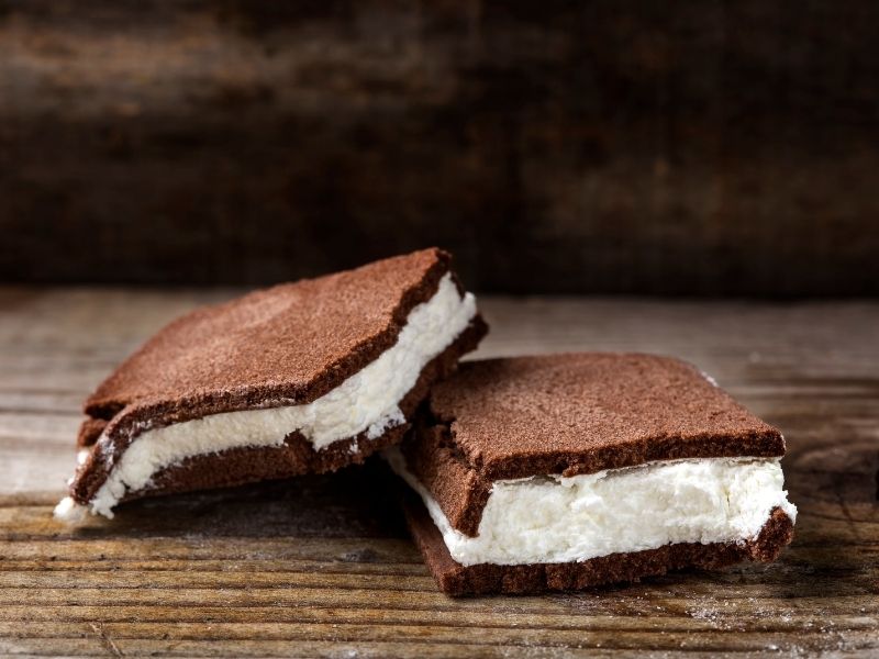 Kekin Hazırlanışı: İnce ve Yumuşak Kek Katmanı