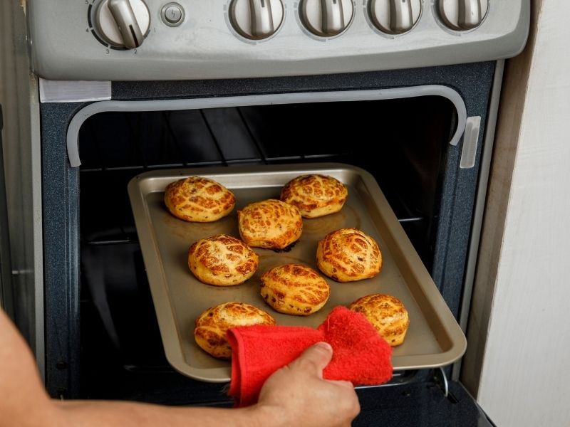 Hamuru fazla yoğurmamaya dikkat edin