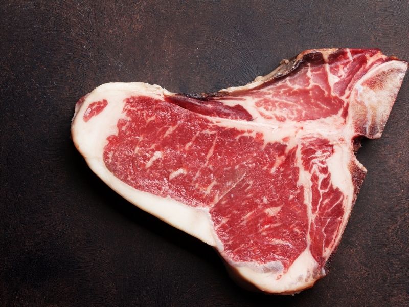 Dinlendirilen Ve Zeytinyağı İle Yağlanan Kalın T-Bone Et