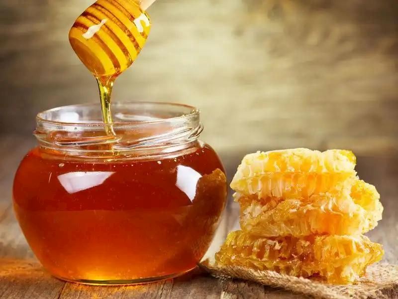 Bal ve limonu kaynar suya eklemek