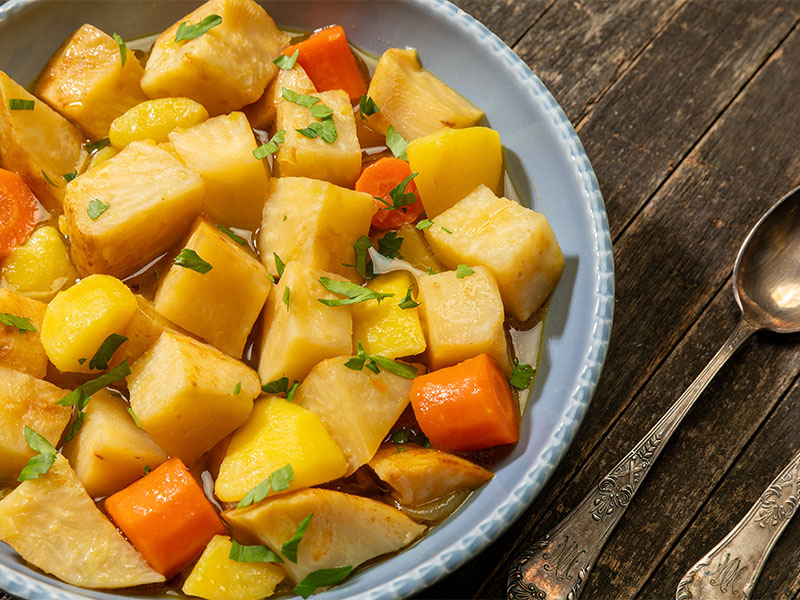 Kısık ateşte, kendi suyu ile pişirin