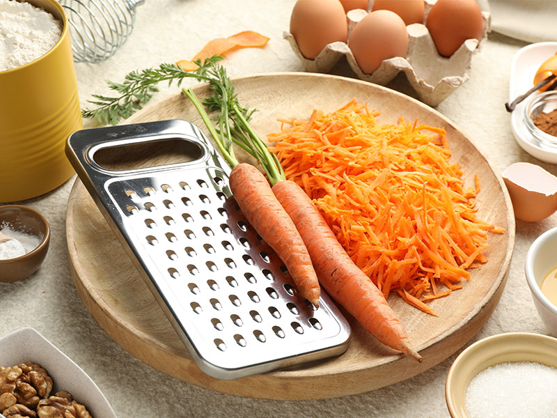 Havuçları rendelerken ince rende kullanın