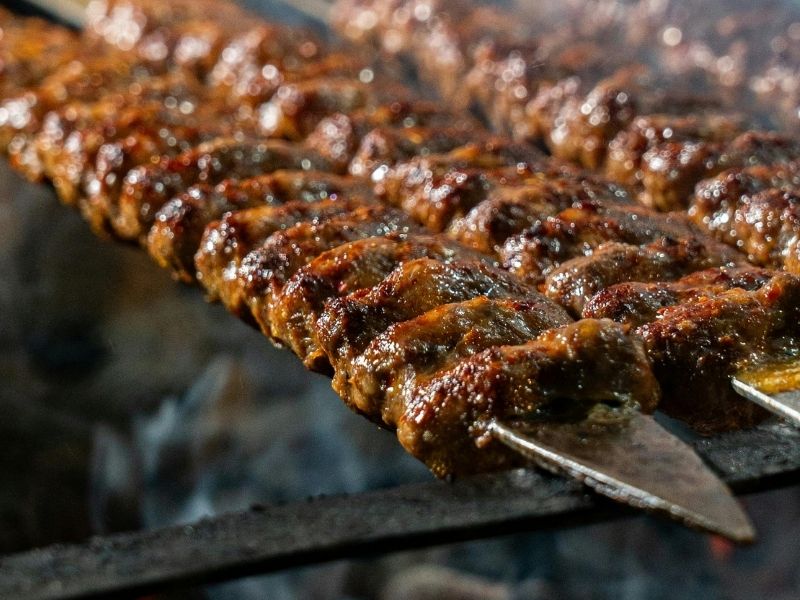 Eti Sürekli Çevirmek Ve Bastırmak