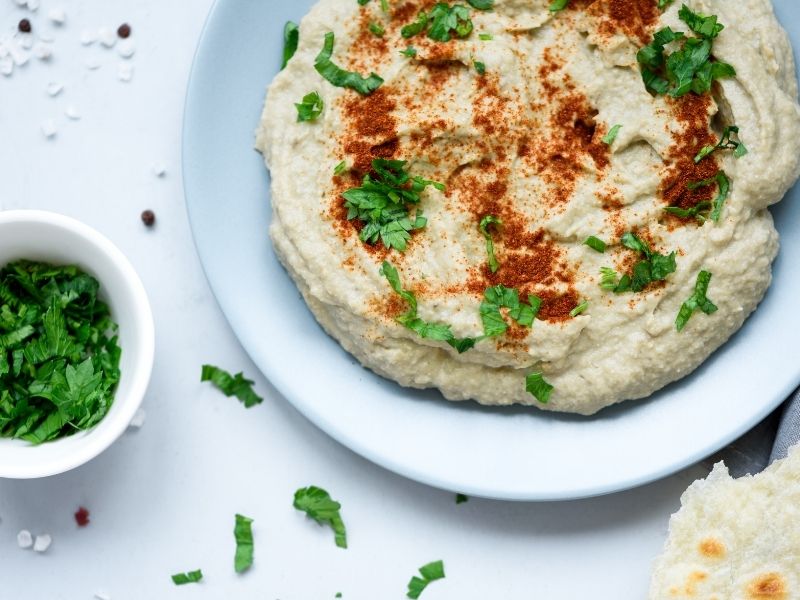 Tahin, Sarımsak Ve Limonlu Sosun Harmanlanması