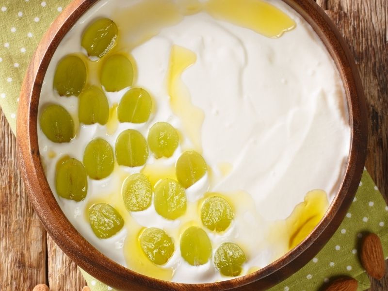 Buz Gibi Soğutulmuş Beyaz Çorbanın Sunumu