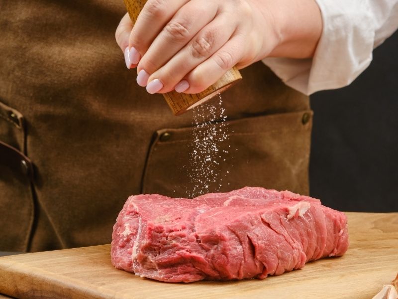 Pişirmeden Saatler Önce Tuzlamak 